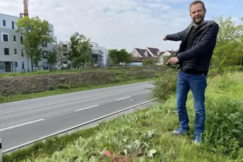 Anfang und Ende: Florian Benner zeigt den Verlauf der Brücke. 