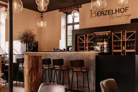 Blick in den umgestalteten Hauptraum: die Bar der neuen Berzelhof Weinlounge.