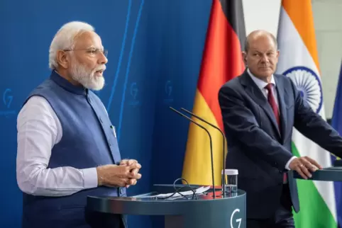 Bundeskanzler Olaf Scholz (SPD, rechts) lauscht den Ausführungen von Indiens Premierminister Narendra Modi. 