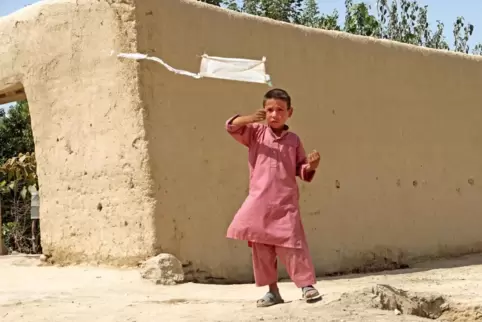 Aus dem Archiv der Kinderspiele von Francis Alÿs: Ein Junge lässt seinen Drachen steigen, in Balkh, Afghanistan, im Jahr 2011. Aus dem Archiv der Kinderspiele von Francis Alÿs: Ein Junge lässt seinen Drachen steigen, in Balkh, Afghanistan, im Jahr 2011.