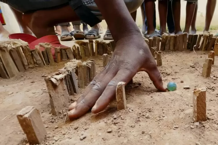 Rubi, eine Art Tipp-Kick im Sand. Demorkatische Republik Congo, 2021