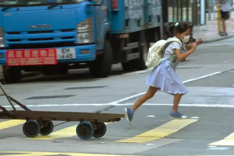Selbstversunken im Spiel: M&auml;dchen in Hong Kong, 2020. 
