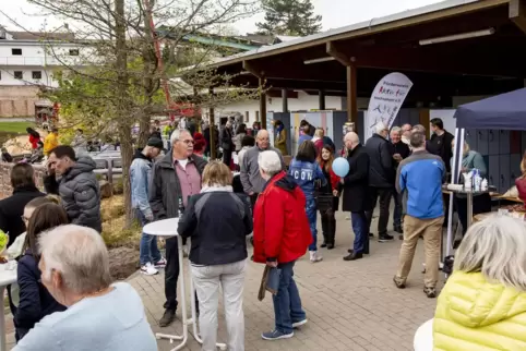 Das Fest im Hochspeyerer Schwimmbad besuchten viele Bürger nicht nur zum Zwecke der Unterhaltung. Etliche nutzten den damit verk