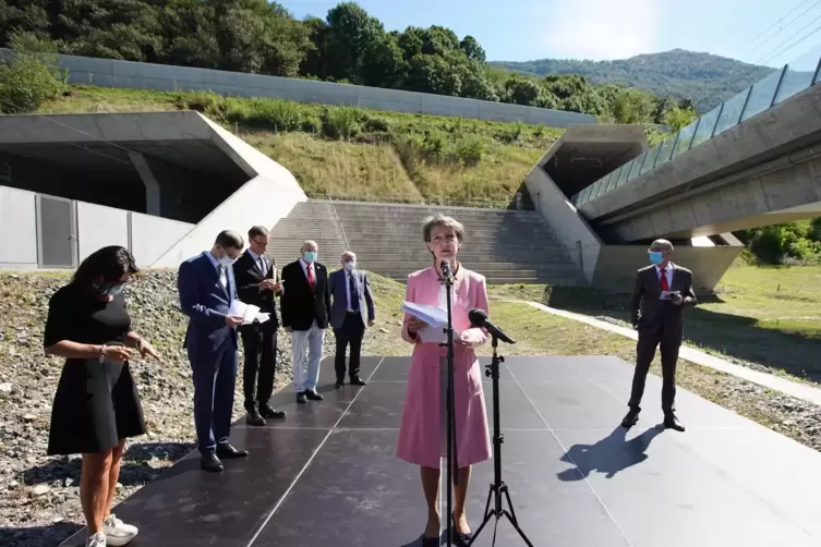 Die Schweiz hat Mittel aus der Lkw-Maut in den Ausbau des Bahnnetzes investiert. Das Foto entstand bei der Eröffnung des Ceneri-