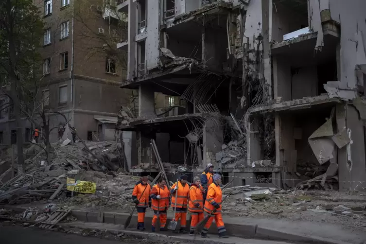 Trümmerlandschaft in Kiew: Aufräumtrupps vor zerstörten Wohnhäusern.