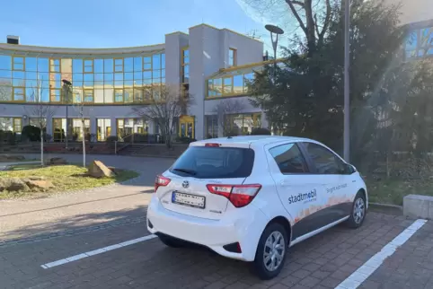 In der Turmstraße in Ludwigshafen West bietet der Carsharing-Anbieter Stadtmobil einen Yaris Hybrid zum Mieten an. Rund 14 Priva