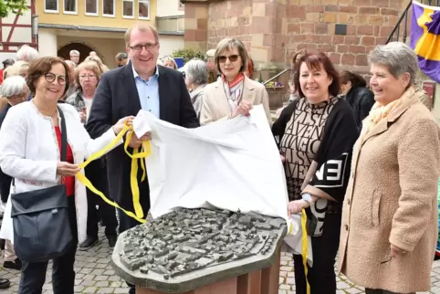 Aus Anlass des 25. Jubiläums des Lions Clubs übergab das Team am Sonntag ein Modell der Stadt Wachenheim an Bürgermeister Torste