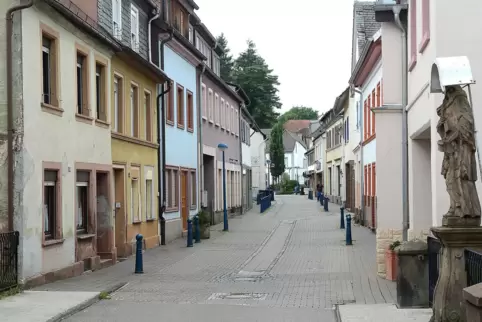 In der Winnweilerer Kirchstraße hatte der Wagen geparkt, dessen Seitenscheibe bislang unbekannte Täter eingeschlagen haben. 