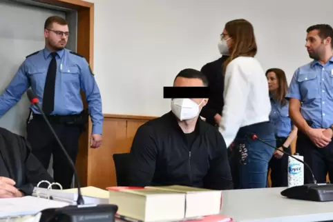 Für den jungen Familienvater steht viel auf dem Spiel. Bei einem Geständis könne er laut vorsitzenden RIchter zehneinhalb Jahre 