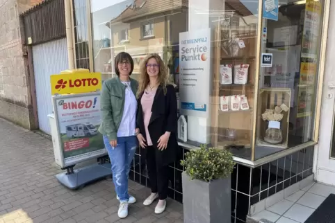 Angestellte Yvonne Breitsprech (links) und Inhaberin Yvonne Lang freuen sich, nun RHEINPFALZ-Servicepunkt zu sein. 