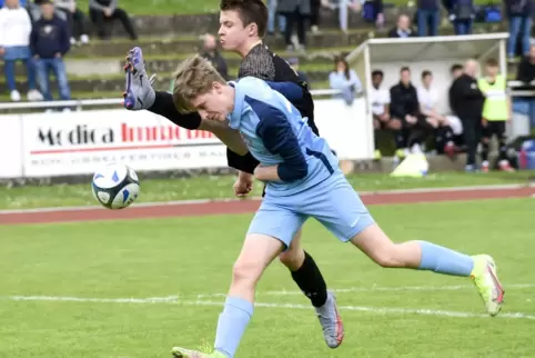 Elias Möhrer (vorne) und der TuS Sausenheim waren im Endspiel der B-Junioren in der Regel einen Schritt schneller als der FC Rhe