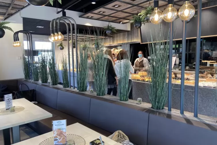 Blick vom Caf&eacute; auf die B&auml;ckerei-Theke.