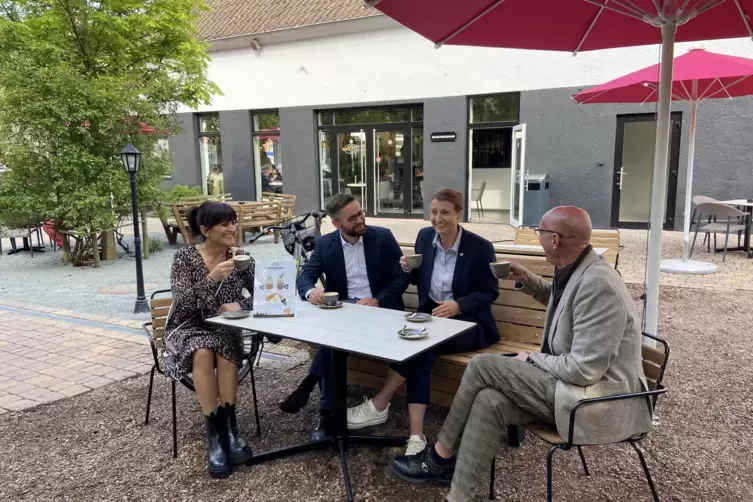  G&auml;ste der ersten Stunde: die Wasgau-Vorstandsmitglieder Elisabeth Promberger (3.v.l.) und Thomas Bings (2.v.l.) mit B&auml;ckerei-Ge