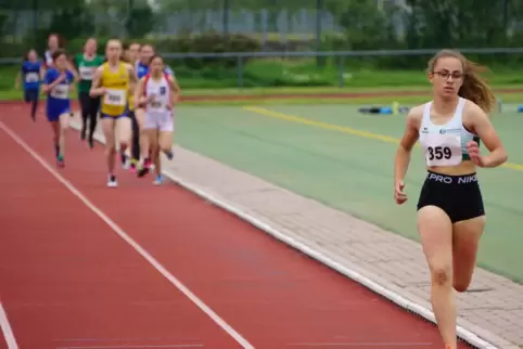 Allein auf weiter Flur: Carlotta Meyer läuft ihrem Sieg über 800 Meter entgegen. 
