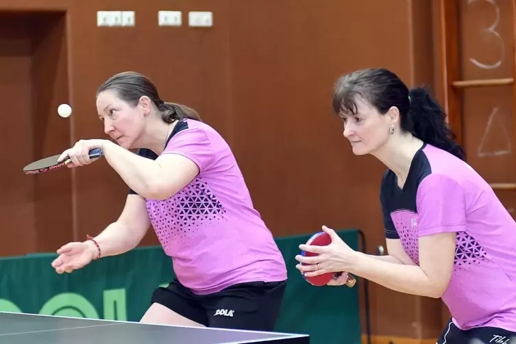 Sabine Becker (links) und Sylke Bayer holten in ihrem Doppel gegen den TTC Pirmasens einen Sieg. 