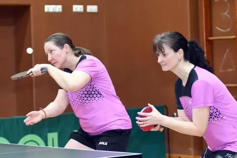 Sabine Becker (links) und Sylke Bayer holten in ihrem Doppel gegen den TTC Pirmasens einen Sieg. 