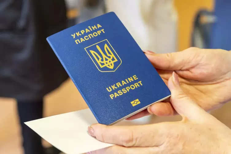 Ein ukrainischer Pass: Der Landkreis hat schon mehr Flüchtlinge aufgenommen, als er theoretisch müsste.