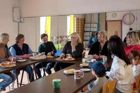 Etwas Ablenkung bei Kaffee und Kuchen: Olga Lenk (dritte von links) lädt sonntags geflüchtete Frauen in ihre Tanzschule ein. 