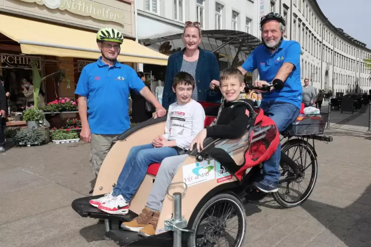 Rickscha-Fahrt: Edgar Hoffmann f&auml;hrt, Alexandra Mika, Hubert Kappner (links) und Pestalozzisch&uuml;ler sind dabei. 