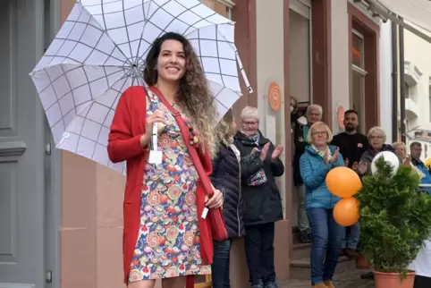 Trotz Regens: Modenschau vor dem Weltladen. 