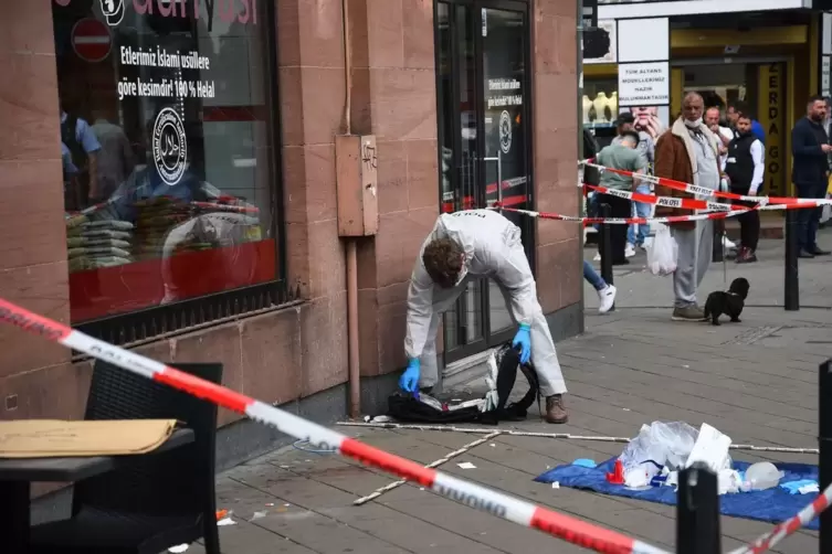 Mannheim: Die Spurensicherung arbeitet am Tatort, an dem ein Mann nach einer Polizeikontrolle gestorben ist.