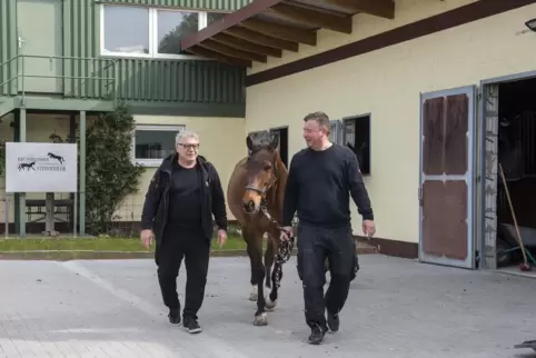 Charly Geiger (links) und Stephan Sauter auf dem Fohlenhof.