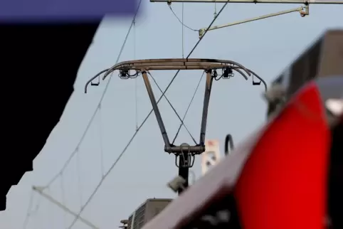 Eine Oberleitung hat eine Stromstärke von über 1000 Ampere und eine Spannung von 15.000 Volt.
