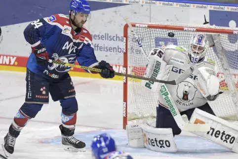 Spielte fünf Jahre lang für die Adler: Andrew Desjardins (35), hier in der Halbfinalserie gegen die Eisbären Berlin. 