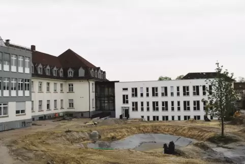 Außenanlage folgt: rechts der Neubau.