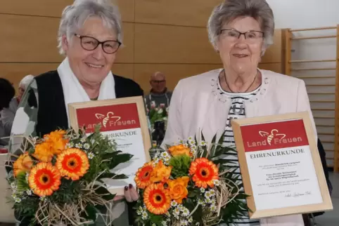 Traudel Ritzmann (links) wurde für über 50-jährige, Elfriede Schneickert für 60-jährige Mitgliedschaft bei den Landfrauen geehrt Traudel Ritzmann (links) wurde für über 50-jährige, Elfriede Schneickert für 60-jährige Mitgliedschaft bei den Landfrauen geehrt
