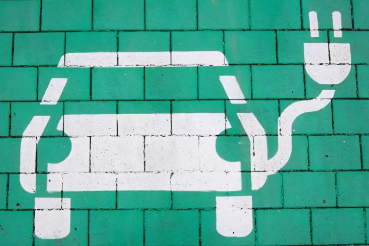 Eine flächendeckende Ladeinfrastruktur gilt als zentraler Weg beim Ausbau der E-Mobilität: Parkplatz mit einer Ladesäule für Ele