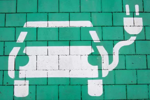 Eine flächendeckende Ladeinfrastruktur gilt als zentraler Weg beim Ausbau der E-Mobilität: Parkplatz mit einer Ladesäule für Ele