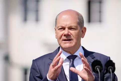 Bundeskanzler Olaf Scholz (SPD) am Mittwoch vor dem brandenburgischen Schloss Meseberg, wo sich das Kabinett zur Klausur zurückg