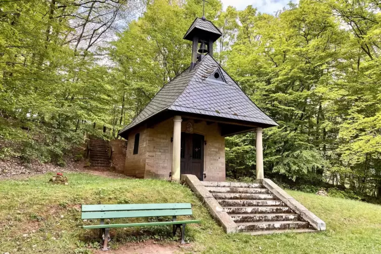 Die 1950 erbaute Maria-Hilf-Kapelle ist Ziel der Wallfahrt.