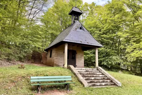 Die 1950 erbaute Maria-Hilf-Kapelle ist Ziel der Wallfahrt.