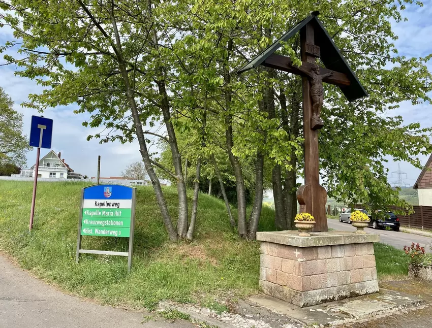 Ausgangspunkt der Wallfahrt ist das Kreuz am Ortsrand.