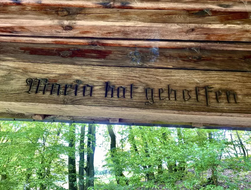 Teil der umlaufenden Inschrift an der Veranda.