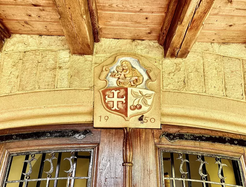 Das Börrstadter Ortswappen über der Eingangstür.