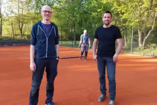 Sebastian Mack (links), Abteilungsleiter bei der SG Violental Bubenheim, und Mannschaftsführer Christian Setzer beim Herrichten 