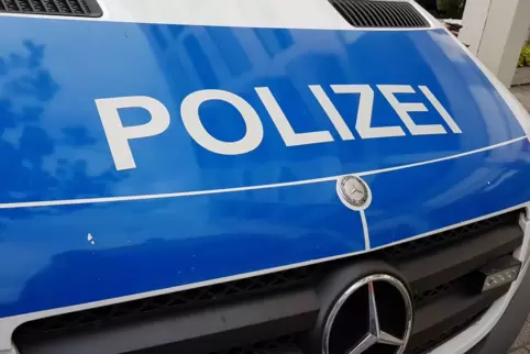 Die Polizei hofft auf Hinweise zu dem Unfall, der sich am Dienstagnachmittag vermutlich an der Einmündung der L390 in die L401 e