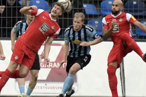 Nach verbüßter Zwei-Spiele-Rotsperre zurück: FCK-Abwehrchef Kevin Kraus (links).