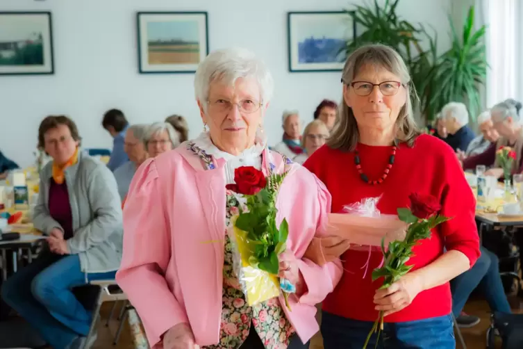 Alma Mayrer (links, 50 Jahre) und Heidrun Haaß (40) wurden für lange Treue zu den Landfrauen geehrt.