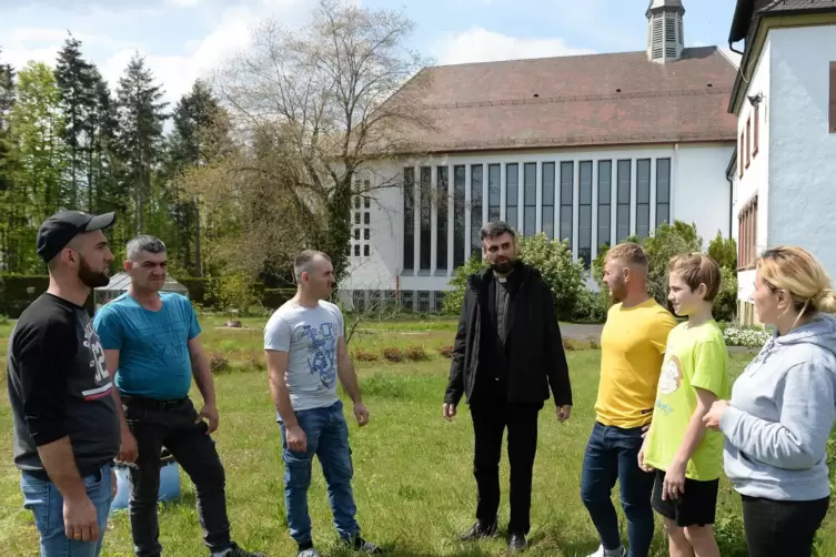 Jaroslaw Krzewicki (Mitte) hat im Kloster Flüchtlinge aus der Ukraine aufgenommen. 