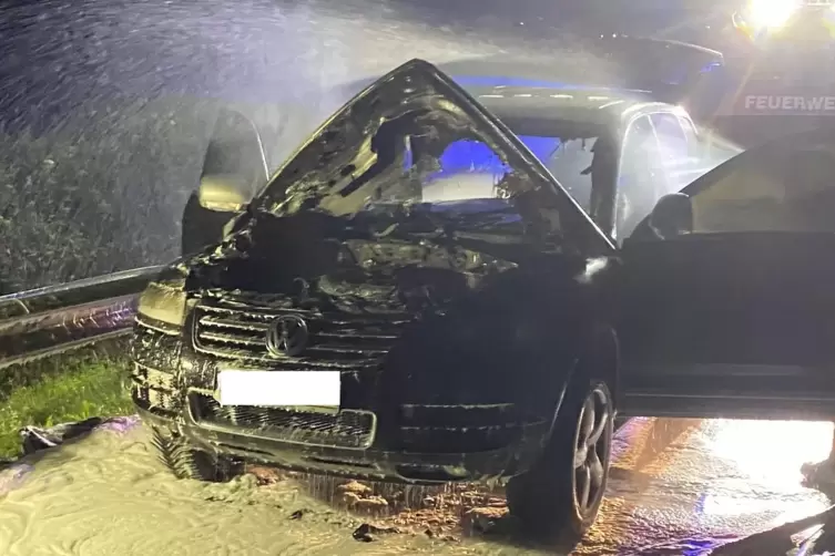 Der Wagen des 19-Jährigen hat vermutlich aufgrund eines technischen Defekts Feuer gefangen.
