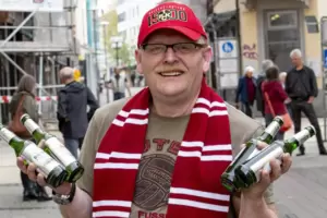 Rührt die Werbetrommel für die Spendensammlung „Bier für Meppen“: FCK-Fan Wolfgang Misamer.