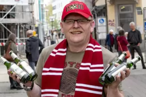 Rührt die Werbetrommel für die Spendensammlung „Bier für Meppen“: FCK-Fan Wolfgang Misamer. Rührt die Werbetrommel für die Spendensammlung „Bier für Meppen“: FCK-Fan Wolfgang Misamer.