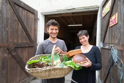 Solawi in neuer Umgebung in Schifferstadt: Michael Woinzeck und Annemarie Blickensdörfer mit Produkten des Hofladens.