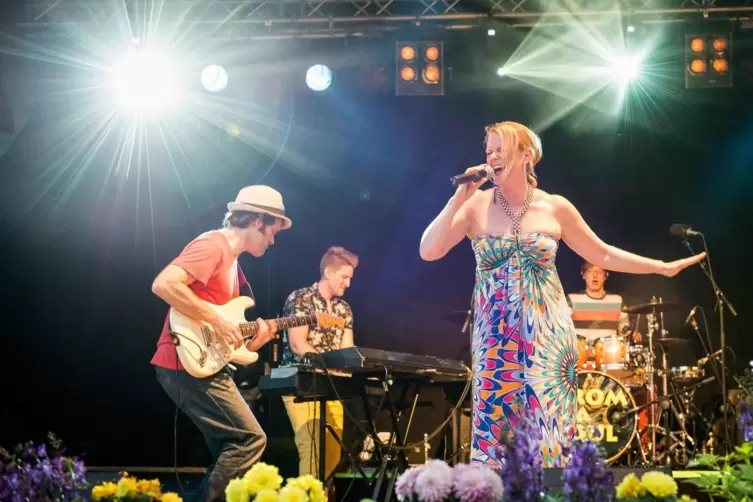 Spielen vor dem Stadion: From da Soul mit S&auml;ngerin Tina Skolik. 