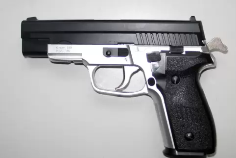 Zahlreiche Waffen wurden bei einem 50-Jährigen gefunden. 