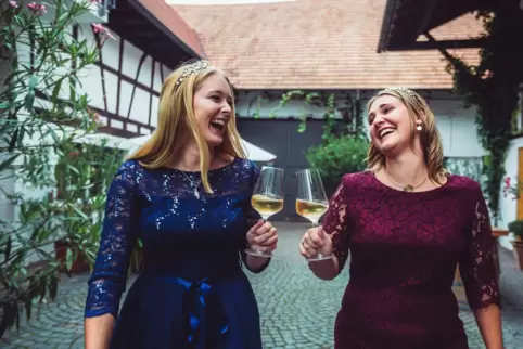 Die aktuellen Weinprinzessinnen der SÜW: Maya Bader (links) und Sophie Grünagel. 